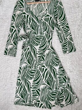 BCBGMaxAzria Green and White Leaf-Print Dress Size Small Pre Owned